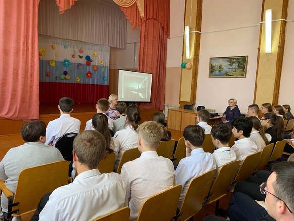 Директор школы Дубских Г.Н. проводит литературную секцию с учащимися 9-11 класса..