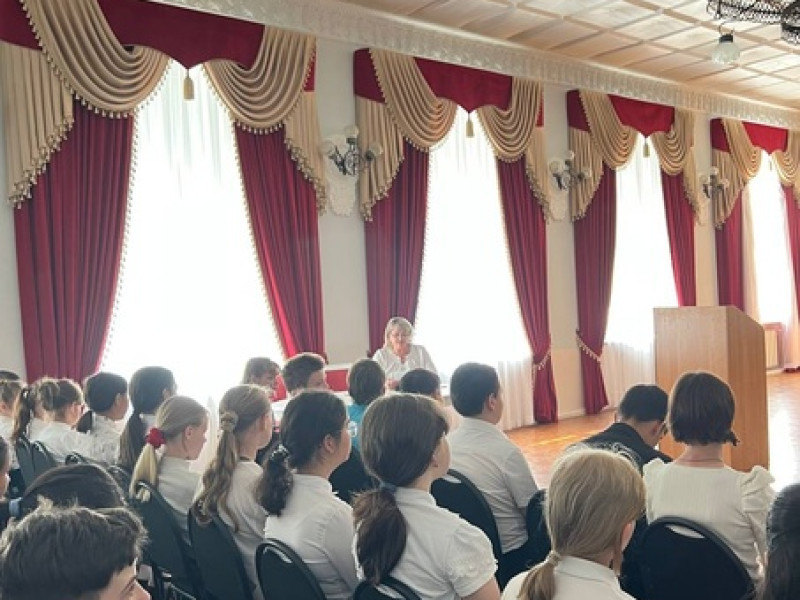Директор школы Дубских Г.Н. проводит литературную секцию с учащимися 9-11 класса..